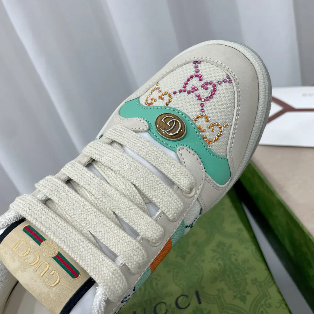 Factory price: 580💰 GUCCI Gucci's newly upgraded back cover lining, top-notch old dirty shoes, classic casual sports shoes for couples, retro sneakers and old G family dirty shoes, updated at the counter simultaneously! ①The shoe upper has the same water-based edge coating process as the original version⚠️The ordinary oil edges on the market have a strong glue feel and are easy to fall off! Grade A first-layer nubuck leather (with pores)/matching computer embroidered double G cloth, high-density terry velvet lining. ② A PVC transparent small round mark sealing line is added to the details of the midsole. The mold is opened six times and the jewelry craftsmanship is used to customize the two-color double G buckle, striving to be the same as the original version. A pair of buttons is more than three times more expensive than ordinary buckles on the market. ③An old two-color washable label, the chip is placed on the outer waist of the right foot, the entire shoe is completely hollowed out with rubber technology, TUP material (rubber to distinguish the market) with the latest green packaging from the counter, 3D printed handbag, and a pair of shoelaces. There is no pressure when entering and exiting the counter. You can buy a 1:1 accurate replica of the original version and modify and upgrade it repeatedly. The details are perfectly restored, the materials are all customized, and they are truly top-notch. Please look at the details clearly to identify the quality. Upper: First-layer frosted cowhide/embroidered double G cloth. Lining: original high-density velvet lining. Foot pads: original pearlescent sheepskin. Outsole: private molded vacuum TPU material. Packaging: original top-grade full set packaging at the counter. Shoe size: women's size 35-40, men's size 39-44 (men's size 38, 45🉑️customized, non-returnable)